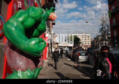 Napoli, Italia. 17 Dicembre 2020. Una figura del personaggio di Marvel Comics Hulk che indossa una maschera protettiva si trova di fronte a un negozio di giocattoli nella città di Napoli Credit: Independent Photo Agency/Alamy Live News Foto Stock