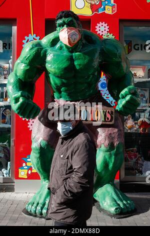 Napoli, Italia. 17 Dicembre 2020. Una figura del personaggio di Marvel Comics Hulk che indossa una maschera protettiva si trova di fronte a un negozio di giocattoli nella città di Napoli Credit: Independent Photo Agency/Alamy Live News Foto Stock