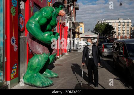 Napoli, Italia. 17 Dicembre 2020. Una figura del personaggio di Marvel Comics Hulk che indossa una maschera protettiva si trova di fronte a un negozio di giocattoli nella città di Napoli Credit: Independent Photo Agency/Alamy Live News Foto Stock