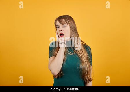 Bocca aperta Ascolta cattive notizie terribili problemi di situazione dispiaciuti, tenendo la testa in stupore, aperto-bocca, OH mio dio, WOW, assolutamente scioccato. Foto in studio al coperto, volto sorpreso, ritratto emozionale Foto Stock