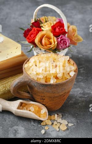 Tazza in ceramica con sale marino giallo. Ora del centro benessere Foto Stock