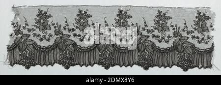 Fragment, Medium: Silk tecnica:, spruzzi fiorenti posti alternativamente verso l'alto e verso il basso e Uniti da un gambo serpentino con foglie., Inghilterra, metà del 19 ° secolo, pizzo, frammento Foto Stock