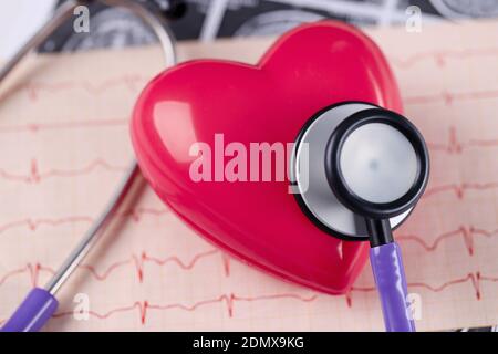 Sul tavolo si trova il cuore del cardiogramma e lo stetoscopio Foto Stock