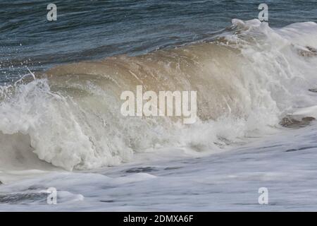 Onde sulla costa nord del Norfolk in autunno, Anglia orientale, Regno Unito Foto Stock