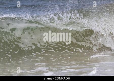 Onde sulla costa nord del Norfolk in autunno, Anglia orientale, Regno Unito Foto Stock