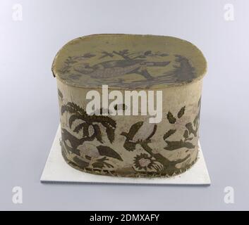 Bandbox e coperchio, stampato a blocchi su carta fatta a mano, supporto di cartone, fogliame molto esotico, simile a palme, con pappagalli e libellule di grandi dimensioni. La parte superiore della casella contiene un motivo di stelle bianche. Stampato in rosa e verde verniciato su un terreno giallo. Molto sbiadito., USA, ca. 1820, Wallcoverings, Bandbox e coperchio Foto Stock