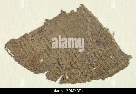 Tiraz Fragment, Medium: lino, tecnica del pigmento: Tessitura semplice, verniciata e stampata, tela liscia grigiastra-tana con linee diagonali stampate in rilievo. Righe di caratteri arabi dipinte su tutta la superficie. Due cuciture., Egitto, XII-XIV secolo, stampati, tinti e dipinti tessuti, Tiraz frammento Foto Stock