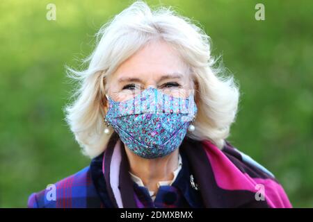 La Duchessa di Cornovaglia con una maschera arriva per incontrare operatori sanitari e di assistenza di prima linea che somministrano e ricevono il vaccino Covid-19 durante una visita al Gloucestershire vaccination Center presso il Gloucestershire Royal Hospital. Foto Stock