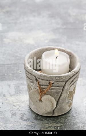 Portacandele in pietra con cuore. Metafora della perdita e della mormoratura. Foto Stock