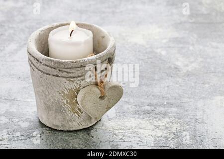 Portacandele in pietra con cuore. Metafora della perdita e della mormoratura. Foto Stock