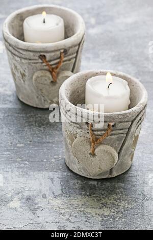 Portacandele in pietra con cuore. Metafora della perdita e della mormoratura. Foto Stock