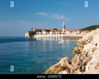 Budva, Montenegro. Vista attraverso la Baia di Budva verso la Citta' Vecchia, il campanile della Chiesa di San Giovanni prominente. Foto Stock