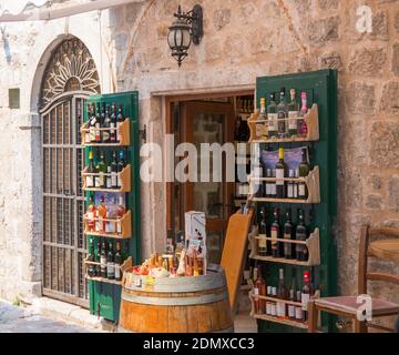 Cattaro, Montenegro. Mostra di vini all'esterno della tradizionale enoteca nel cuore della Città Vecchia. Foto Stock