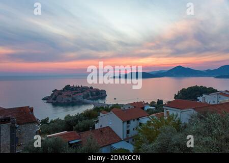 Sveti Stefan, Budva, Montenegro. Vista sui tetti della Baia di Budva e dell'esclusiva località turistica dell'isola di Sveti Stefan, crepuscolo. Foto Stock