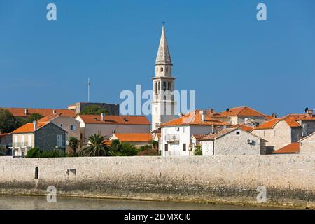 Budva, Montenegro. Campanile della Chiesa di San Giovanni che torreggia sopra i tetti di tegole della Città Vecchia. Foto Stock