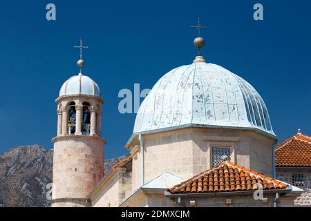 Perast, Cattaro, Montenegro. Campanile e cupola della Chiesa di nostra Signora delle rocce, Baia di Cattaro. Foto Stock