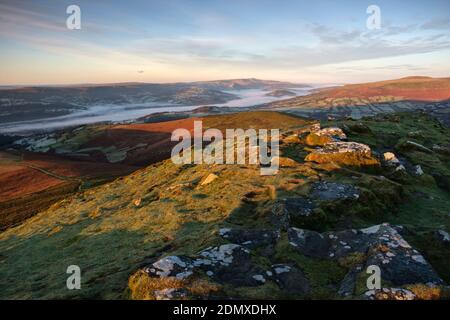 Guardando verso ovest verso la montagna Pen-y-fan dalla cima del Pan di zucchero vicino Abergavenny. Foto Stock