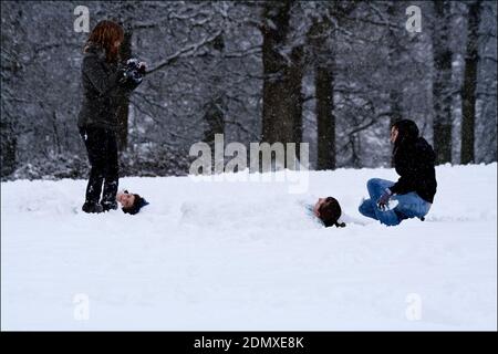 Tempo di neve quattro ragazze che giocano nella neve due ragazze burry amici in spessa copertura di neve con teste esposte Aria fresca fredda all'inizio di gennaio 2010 Foto Stock