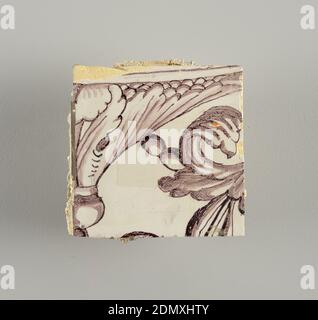 Parete, terracotta smaltata in stagno, sottoplesso, rettangolo orizzontale. Trentasette tegole larghe e ventuno alte con apertura per porta o finestra diciannove e mezzo tegole alte e dodici larghe. A sinistra e a destra dell'apertura, sopra il tettuccio centrato. Sinistra, donna che rappresenta la speranza, destra, un'urna di sculputure. Centrato sopra l'apertura, un mascaron. Disegno Arabesque del fogliame., possibilmente Delft, Olanda, possibilmente Rotterdam, Olanda, ca. 1725, piastrelle, Arti decorative, Muro di faccia Foto Stock