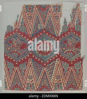 Tessile, Medio: Cotone tecnica: Tintura cerata resistente (batik) su tessitura piana, fila di tre medaglioni ogivali: quello centrale con rosetta, due esterni con uccello crestato e fiori, nonché resti di bordo a zigzag dentato profondo su entrambi i lati. Molto decorazione di riempimento. In rosso e blu su finissima terra di cotone bianco, Indonesia, XVIII-XIX secolo, tessuti stampati, tinti e dipinti, tessile Foto Stock