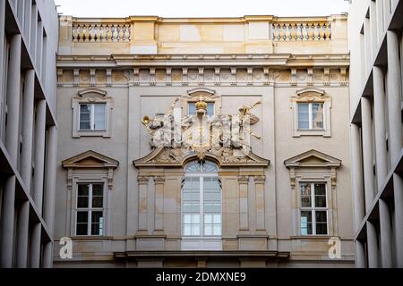 Berlino, Germania. 8 dicembre 2020. Il passaggio del Forum Humboldt. Il Forum di Humboldt nel palazzo di Berlino ricostruito ha aperto le sue porte il 16 dicembre dopo un buon sette anni di costruzione e diverse aperture rinviate - inizialmente solo digitalmente a causa della corona. Credit: Fabian Sommer/dpa/Alamy Live News Foto Stock