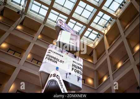 Berlino, Germania. 8 dicembre 2020. Il 'cosmografo' nel foyer del Forum Humboldt. Dopo ben sette anni di costruzione e diversi rinvii dell'apertura, il Forum Humboldt nel palazzo di Berlino ricostruito ha aperto le sue porte il 16 dicembre - inizialmente solo digitalmente a causa della corona. Credit: Fabian Sommer/dpa/Alamy Live News Foto Stock