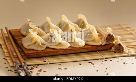 Banner alimentare. Cibo cinese tradizionale: Gnocchi di gyoza con pollo. Bastoncini di pollo. Cucina nazionale orientale. Foto Stock