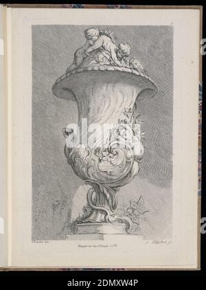 Plate 9, Livre de vasi (Libro di vasi), François Boucher, francese, 1703 – 1770, A. Bouchet, francese, attivo ca. 1730-1740, Chez le Pere et Avaulez, Parigi, Francia, acquaforte su carta crema, Folio 9, lastra 9 di una serie di 12. Progettazione di un vaso curvante influenzato da forme a guscio da eseguire in metallo, posto su un piedistallo. Sul corpo, un putto allungato che si allunga, fiori e foglie che circondano la figura. Sul coperchio, due putti da gioco. Una forma simile a un serpente o a una coda avvolta intorno alla base., Parigi, Francia, 1738–72, metallo, stampa rilegata Foto Stock