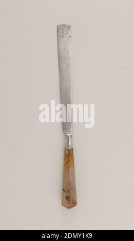 Coltello, Agata, argento, acciaio, agata a otto pannelli con ghiera incisa e scalata sotto una lama in acciaio svasata, a testa quadrata., Londra, Inghilterra, fine XVII secolo, posate, arti decorative, coltello Foto Stock