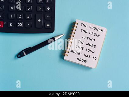 Testo scritto sul blocco note con sfondo di una penna e di una calcolatrice. Concetto di risparmio Foto Stock