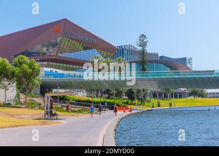 ADELAIDE, AUSTRALIA, 7 GENNAIO 2020: Adelaide Convention Center sul lungofiume di Torrens in Australia Foto Stock
