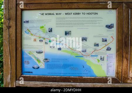 Caldy, The Wirral, Regno Unito: 217 giugno 2020: Un cartello mostra informazioni e mappa per i visitatori e i turisti alla Via Wirral, che è un popolare percorso a piedi Foto Stock
