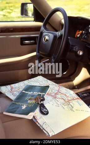 Cruscotto e interno di una Jaguar XJS Coupé del 1991 che guida nel sud della Francia. Foto Stock