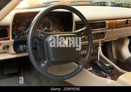 Cruscotto e interno di una Jaguar XJS Coupé del 1991 che guida nel sud della Francia. Foto Stock