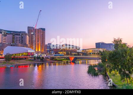 ADELAIDE, AUSTRALIA, 7 GENNAIO 2020: Vista al tramonto del centro convegni di Adelaide sul Riverside di Torrens in Australia Foto Stock
