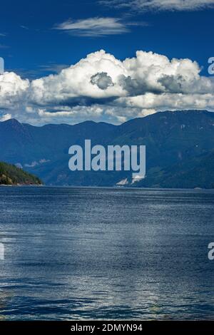 Le fitte nuvole rotolano sulle montagne giganti vicino a Earl's Cove, BC.Earl's Cove è un terminal dei traghetti BC sulla costa Sunshine della British Columbia, Canada. Foto Stock