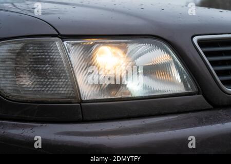 Primo piano dei fendinebbia della vettura. Fari nella vettura, primo piano. Primo piano dei fari bianchi per auto. Fascio anabbagliante. Foto Stock