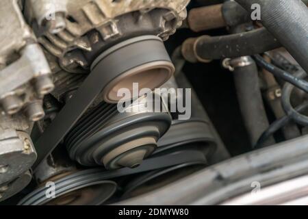 Generatore CA per un primo piano dell'auto, il vano motore di un'autovettura. Foto Stock