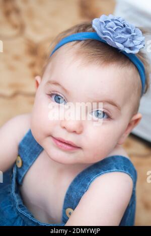 Bambina neonato con occhi blu Foto Stock