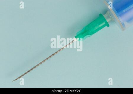 Laboratorio, prelievo di sangue e risultati, ago della siringa dipinto da vicino su sfondo blu Foto Stock