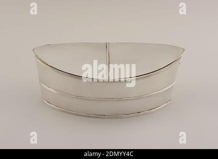 Caddy, piastra Sheffield (argento, rame), a forma di imbarcazione, con due scomparti interni, coperchio piatto incernierato al centro; bande alate in alto, al centro e alla base della parete laterale; blocco ad ogni estremità, Sheffield?, Inghilterra, ca. 1795, metallurgia, arti decorative, caddy Foto Stock