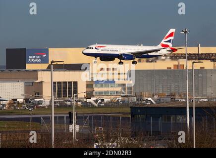 Londra, Regno Unito. 17 Dicembre 2020. British Airways atterra oggi all'aeroporto di Heathrow. British Airways sta tagliando in modo permanente 13 rotte di volo a lunga percorrenza dal suo programma estivo 2021. Dopo un anno difficile in cui la pandemia e le relative restrizioni di viaggio hanno messo a terra aerei in tutto il mondo, BA sospende i voli per Sydney, Bangkok e San Jose fino all'ottobre 2021. Credit: Mark Thomas/Alamy Live News Foto Stock