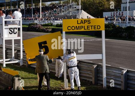 I marshalls tengono conto dei giri che corrono al Riunione di Goodwood Revival del 2019 Foto Stock