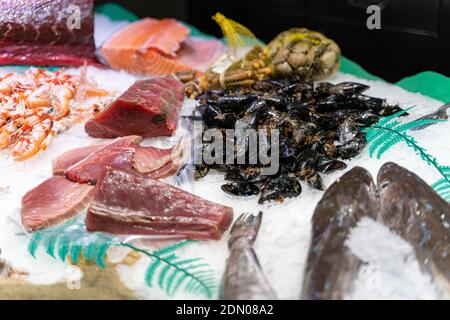Diversi tipi di pesci, gamberi, granchi, molluschi, artropodi al mercato del pesce Foto Stock