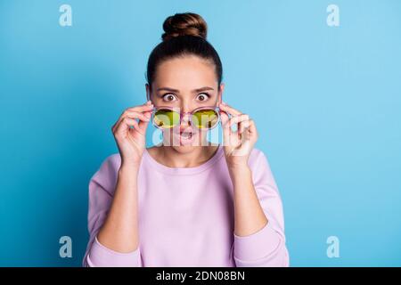 Foto di sorprendente turista carino ragazza vedere guardare incredibile vendita sconto novità cant credere touch specifiche stare stupido impressionato usura pullover isolato Foto Stock