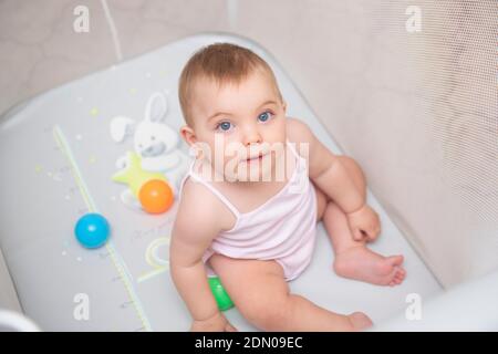 Bambina neonato con occhi blu Foto Stock