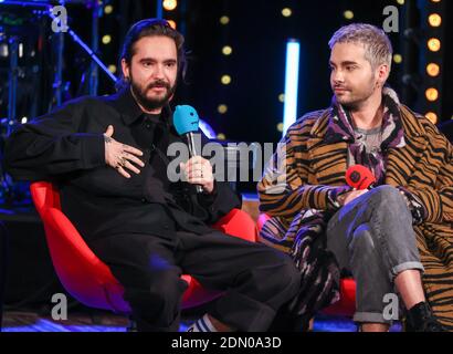 Halle, Germania. 16 Dic 2020. Tom (l) e Bill Kaulitz della band Tokio Hotel si siedono su un palco durante lo show radiofonico 'amici del 2020' della stazione MDR Sputnik. Lo spettacolo, un mix di talk show e musica dal vivo, era già il quarto del suo genere. La stazione trasmette l'evento in diretta sulla radio e un flusso video sulla rete. Credit: Jan Woitas/dpa-Zentralbild/dpa/Alamy Live News Foto Stock