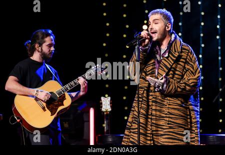 Halle, Germania. 16 Dic 2020. Tom (l) e Bill Kaulitz della band Tokio Hotel si esibiscono durante lo show radiofonico 'Friends of 2020' della stazione MDR Sputnik. Lo spettacolo, un mix di talk show e musica dal vivo, era già il quarto del suo genere. La stazione trasmette l'evento in diretta sulla radio e un flusso video sulla rete. Credit: Jan Woitas/dpa-Zentralbild/dpa/Alamy Live News Foto Stock