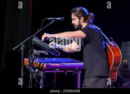 Halle, Germania. 16 Dic 2020. Tom Kaulitz della band Tokio Hotel si esibisce durante lo show radiofonico 'amici del 2020' della stazione MDR Sputnik. Lo spettacolo, un mix di talk show e musica dal vivo, era già il quarto del suo genere. La stazione trasmette l'evento in diretta sulla radio e un flusso video sulla rete. Credit: Jan Woitas/dpa-Zentralbild/dpa/Alamy Live News Foto Stock