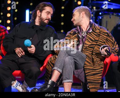 Halle, Germania. 16 Dic 2020. Tom (l) e Bill Kaulitz della band Tokio Hotel si siedono su un palco durante lo show radiofonico 'amici del 2020' della stazione MDR Sputnik. Lo spettacolo, un mix di talk show e musica dal vivo, era già il quarto del suo genere. La stazione trasmette l'evento in diretta sulla radio e un flusso video sulla rete. Credit: Jan Woitas/dpa-Zentralbild/dpa/Alamy Live News Foto Stock